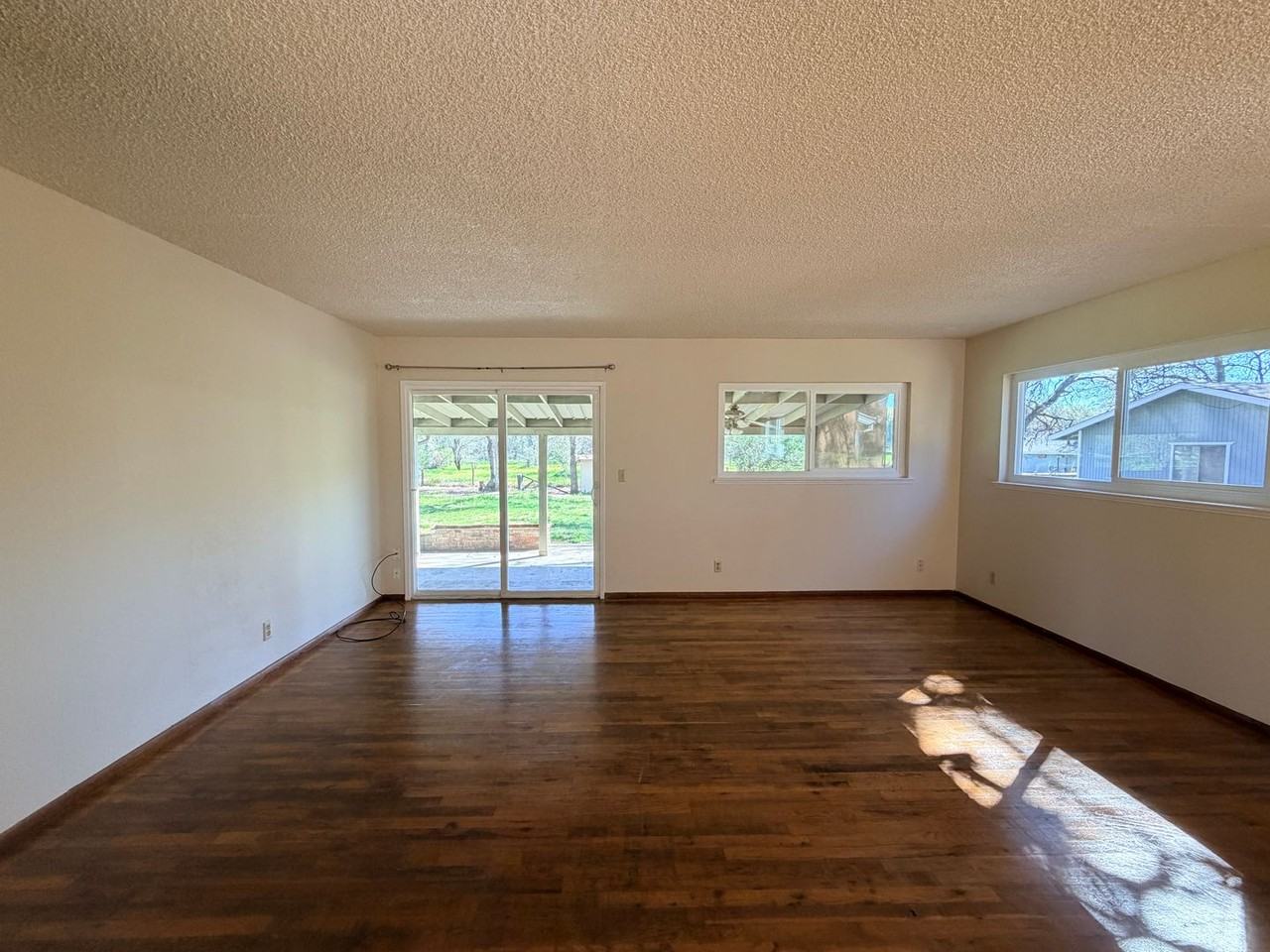 4881 Goodwater Ave - Photo 6 of 29