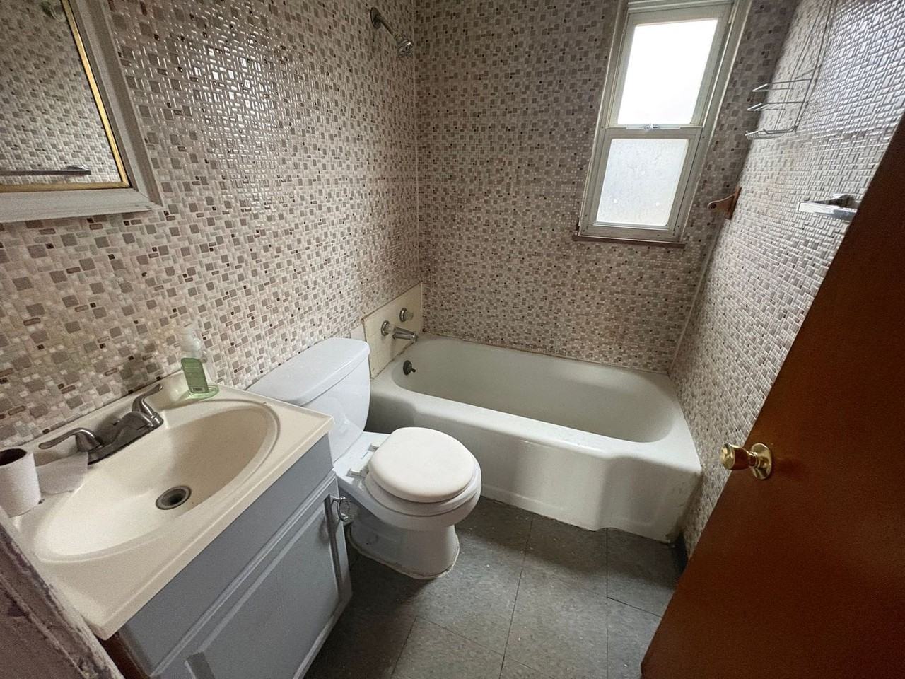 12401 Garland Ave - Photo 3 of 10