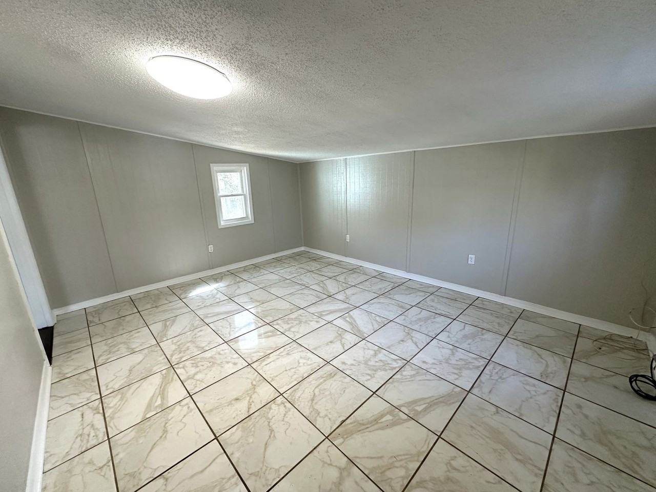 2917 Mission Rd - Photo 2 of 24