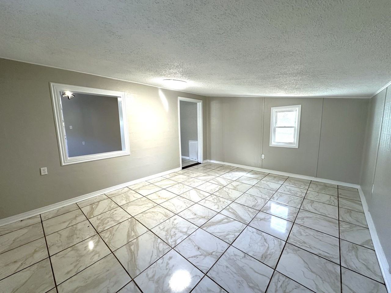 2917 Mission Rd - Photo 3 of 24