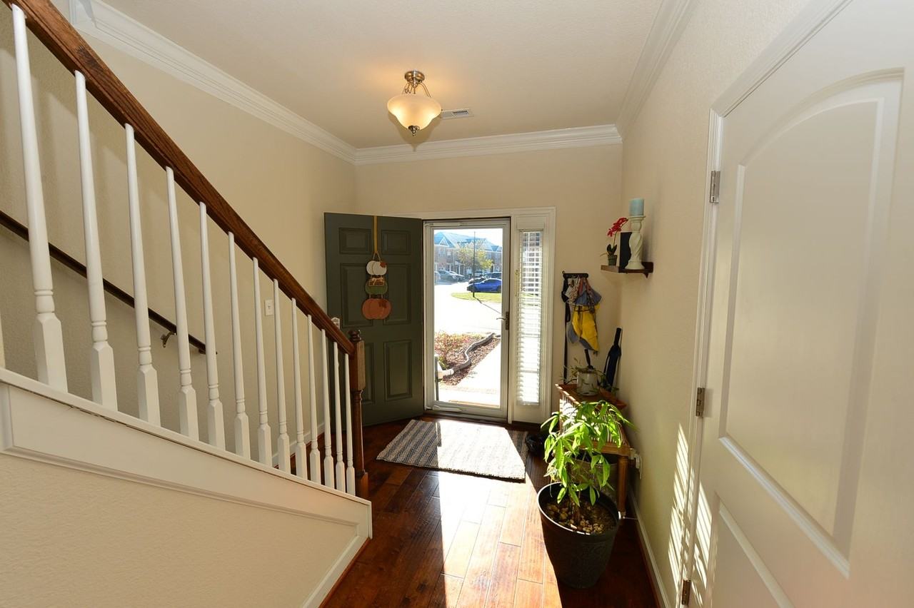 824 Haversham Close - Photo 5 of 33