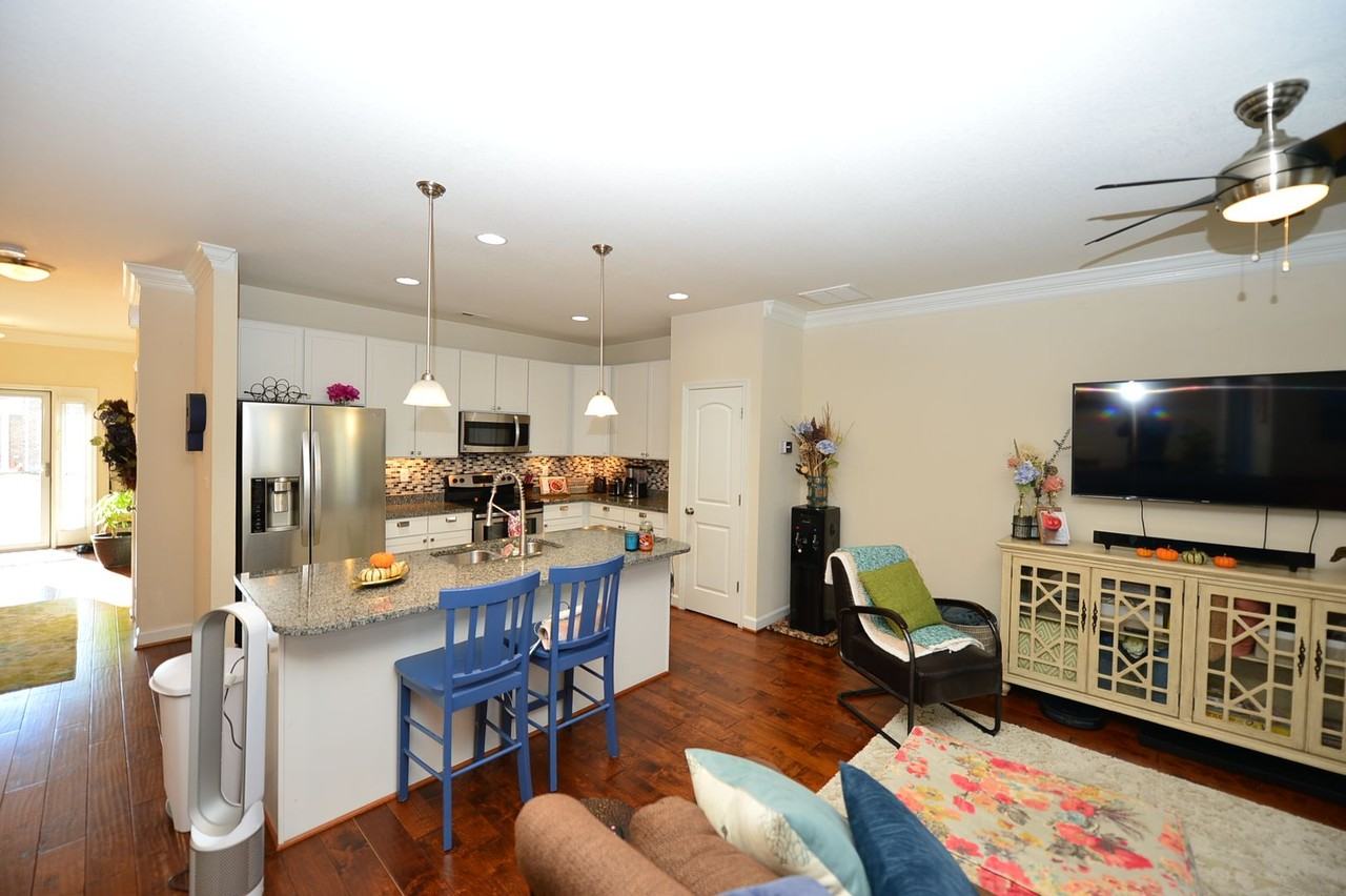 824 Haversham Close - Photo 7 of 33