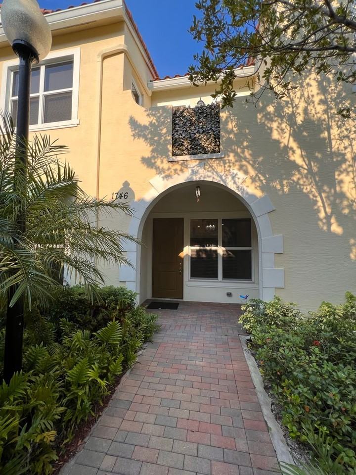 1746 Nw 124th Way - Photo 3 of 15