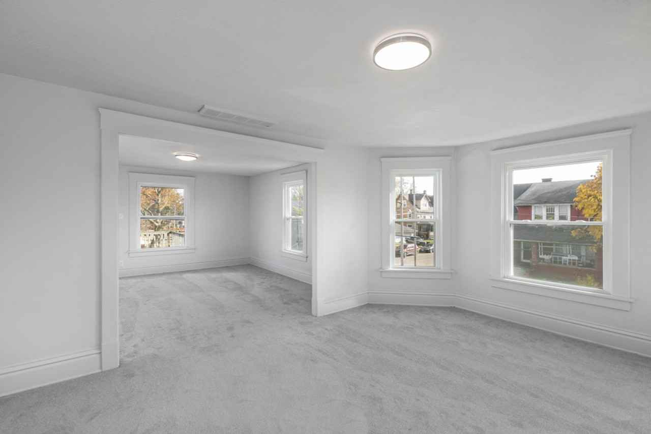 205 W Cambridge St - Photo 4 of 12