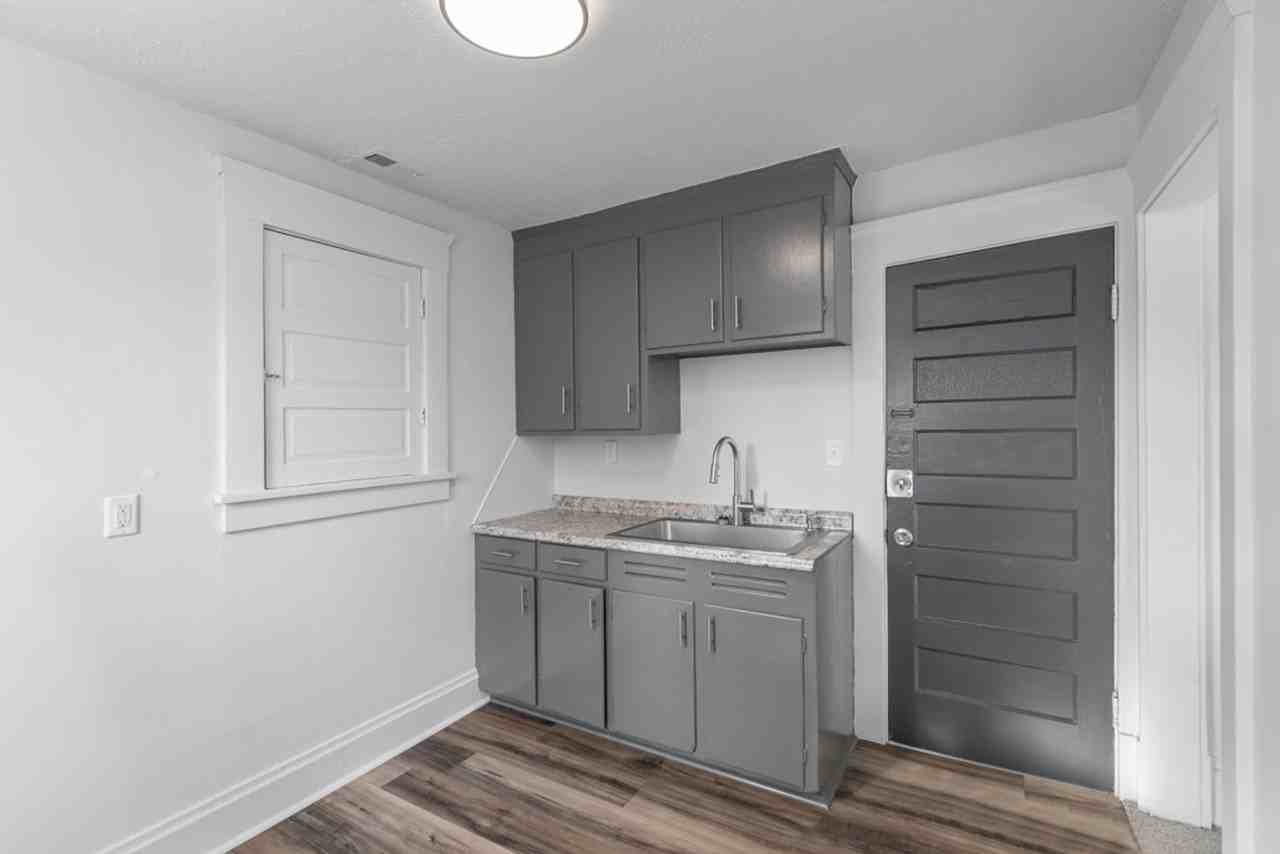 205 W Cambridge St - Photo 6 of 12