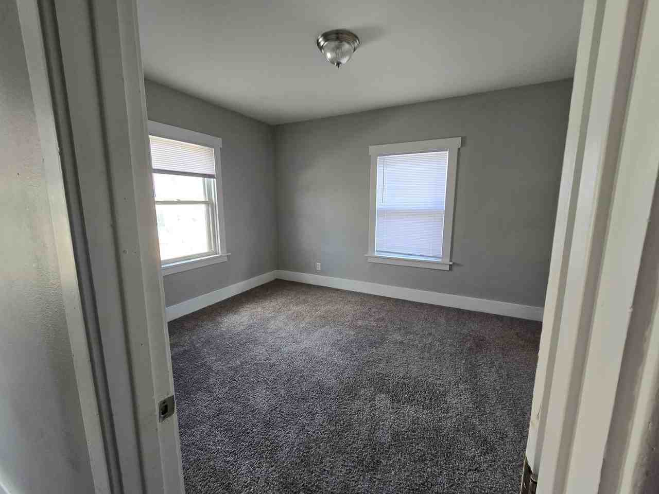 309 E 11th St - Photo 3 of 11