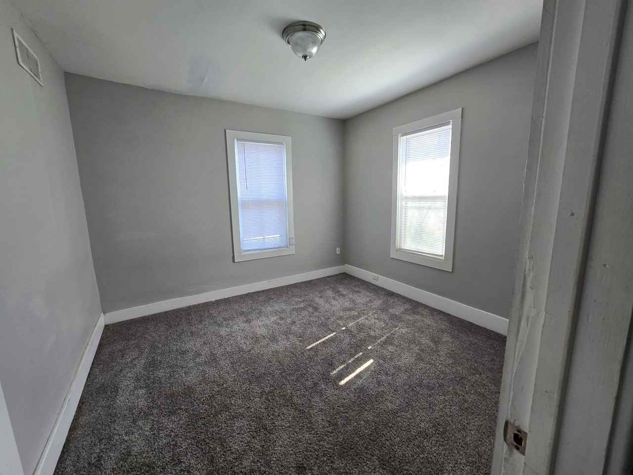 309 E 11th St - Photo 4 of 11