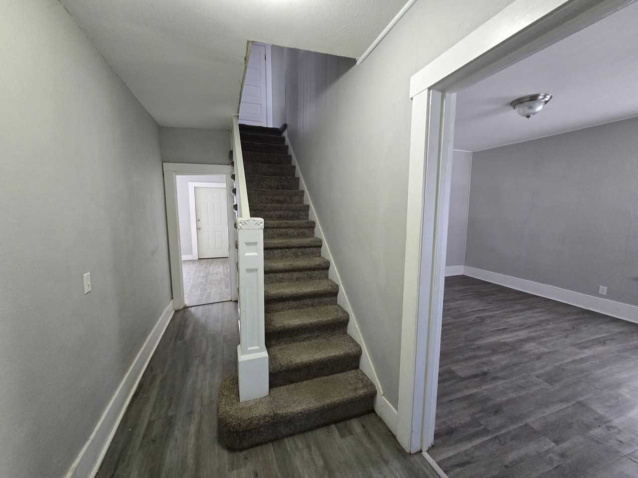 309 E 11th St - Photo 6 of 11