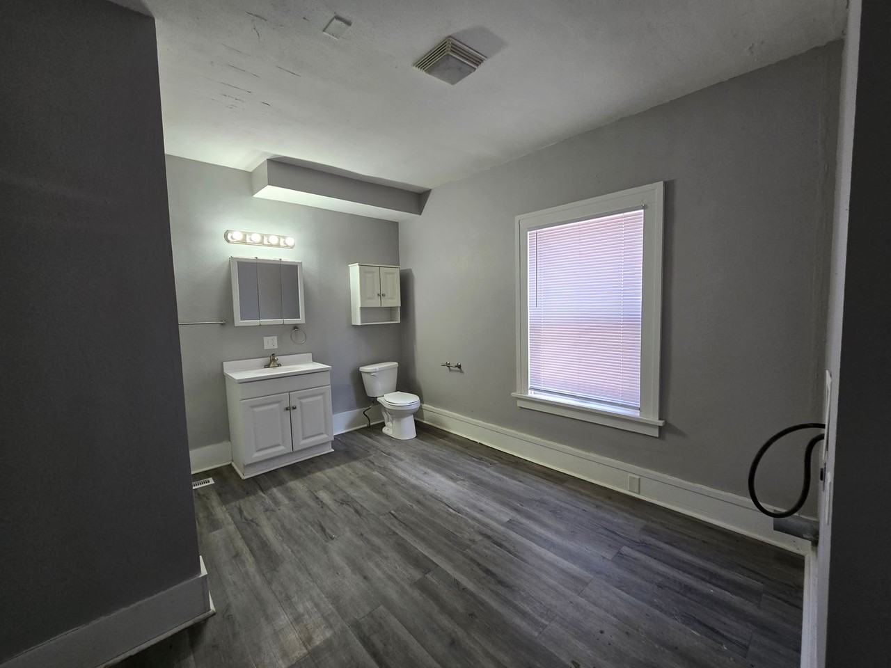 309 E 11th St - Photo 7 of 11