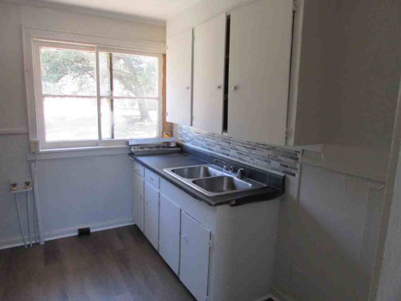 215 Highland Ave - Photo 3 of 6