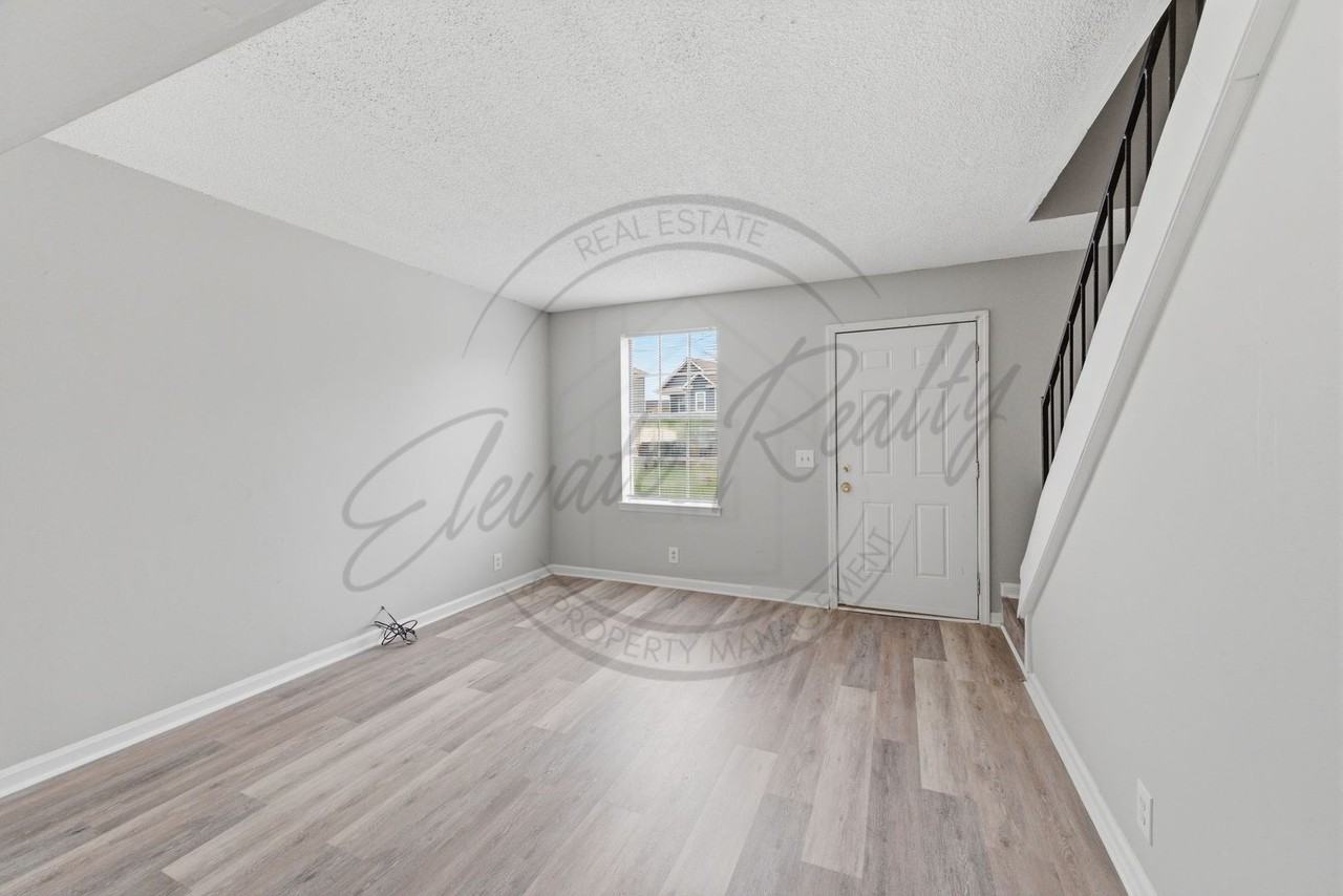 2431 Woodale Ln - Photo 3 of 23