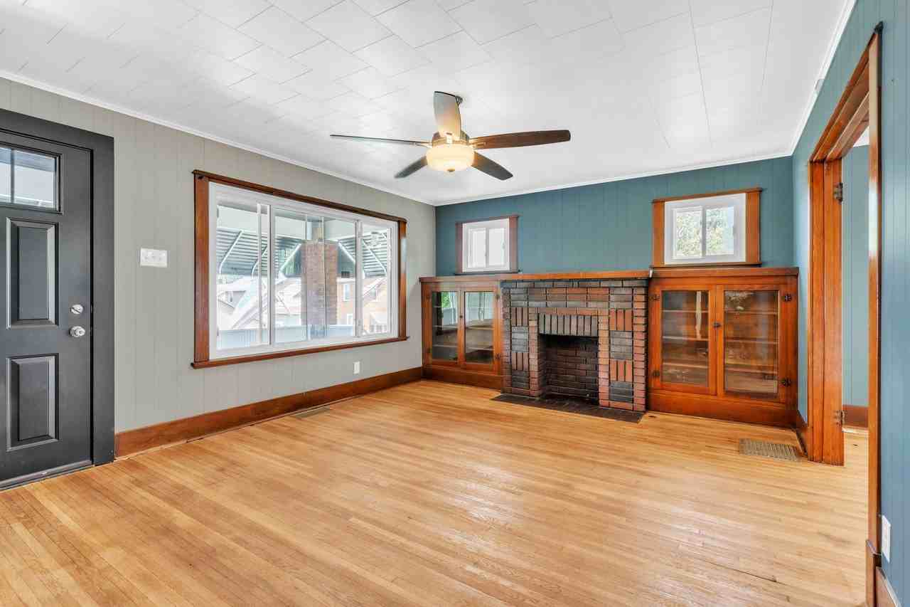 441 Webster St - Photo 4 of 29