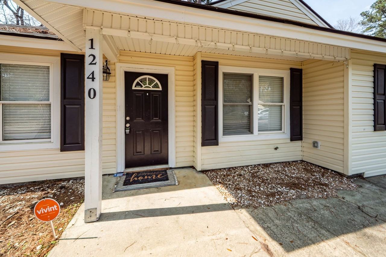 1240 Maryland Dr - Photo 2 of 37