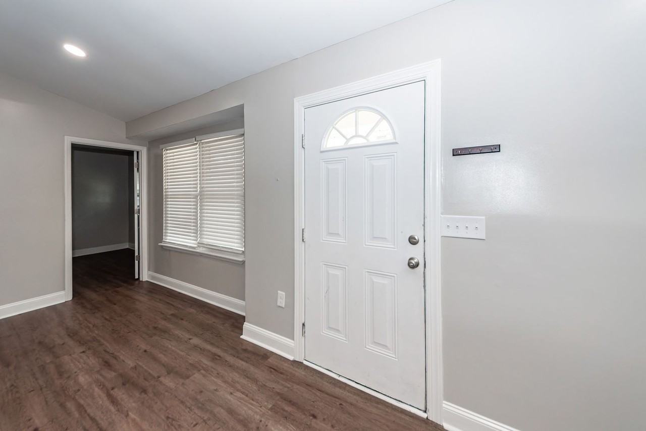 1240 Maryland Dr - Photo 3 of 37