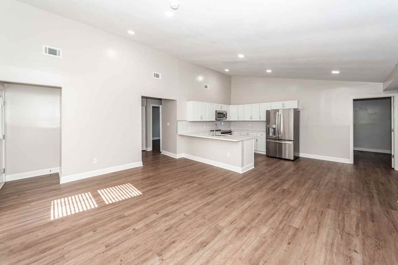 1240 Maryland Dr - Photo 5 of 37