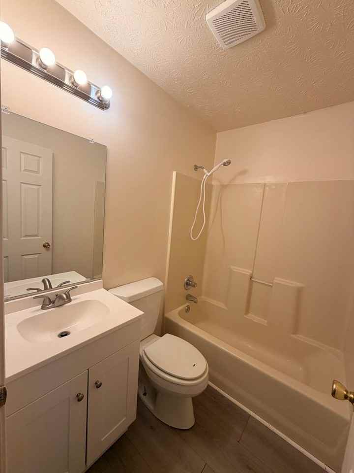 408 Darley Crk - Photo 4 of 8