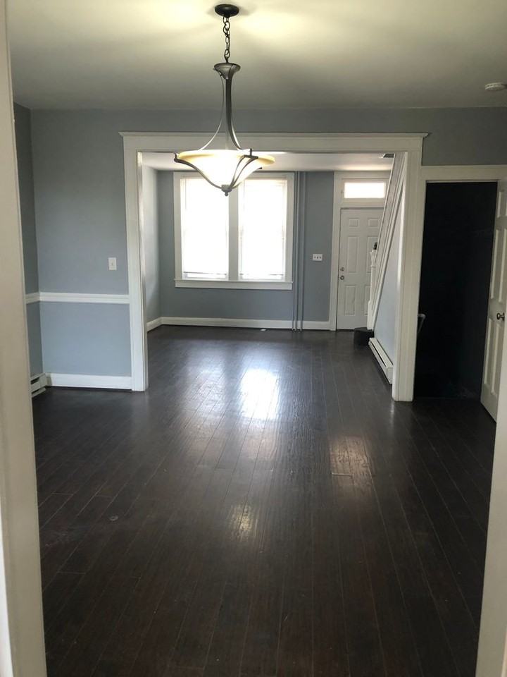 2848 Pelham Ave - Photo 3 of 16