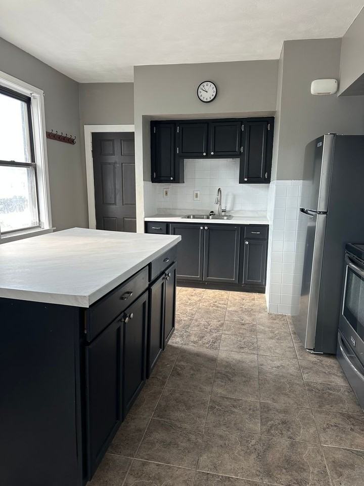 876 Charles St - Photo 4 of 5