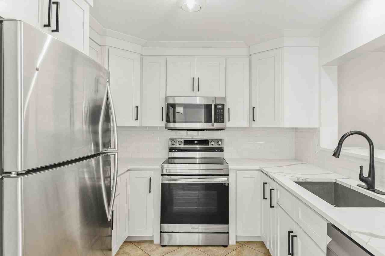 1933 Saint Andrews Pl - Photo 6 of 35