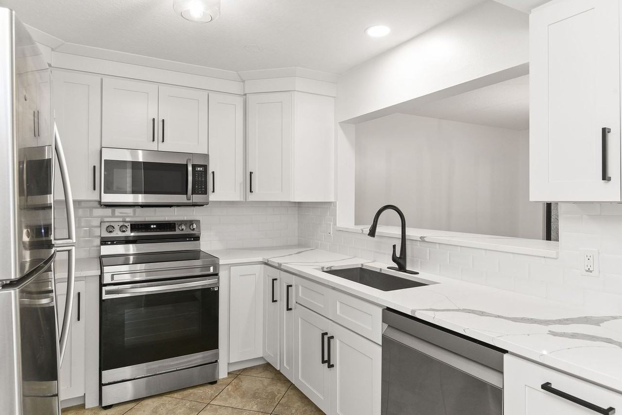 1933 Saint Andrews Pl - Photo 7 of 35