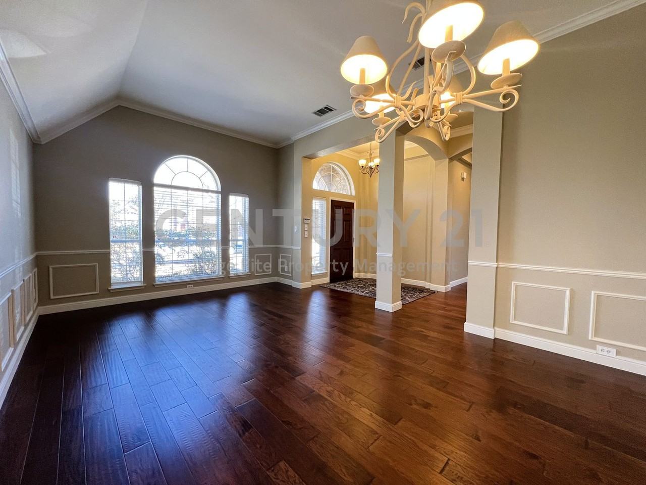 10401 Forrest Dr - Photo 2 of 27