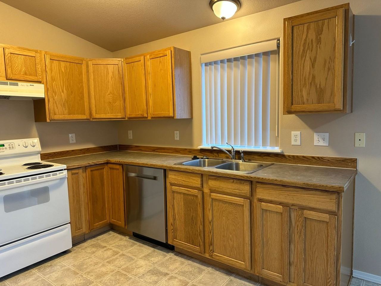 808 Se Maui Ln - Photo 2 of 18