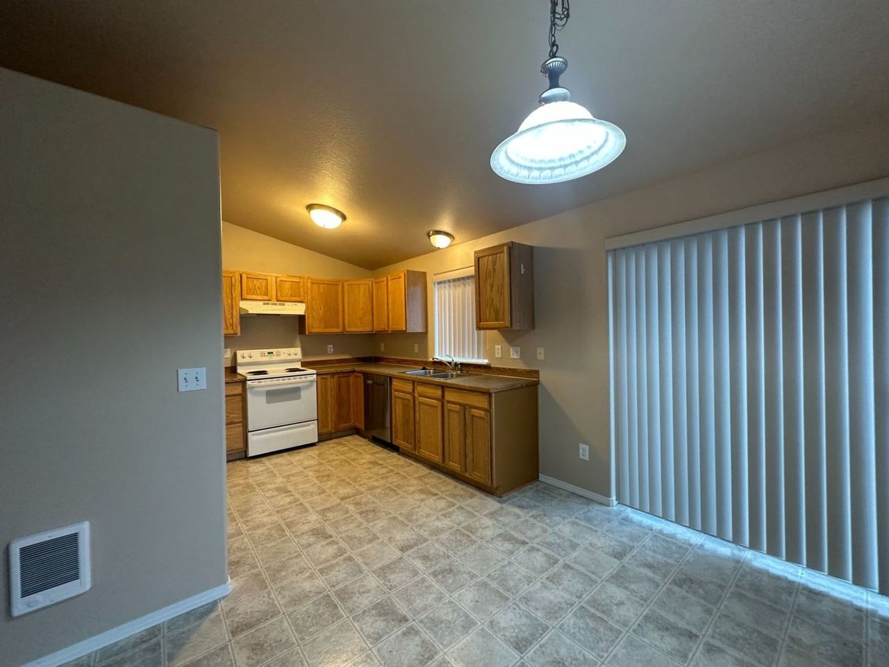 808 Se Maui Ln - Photo 3 of 18