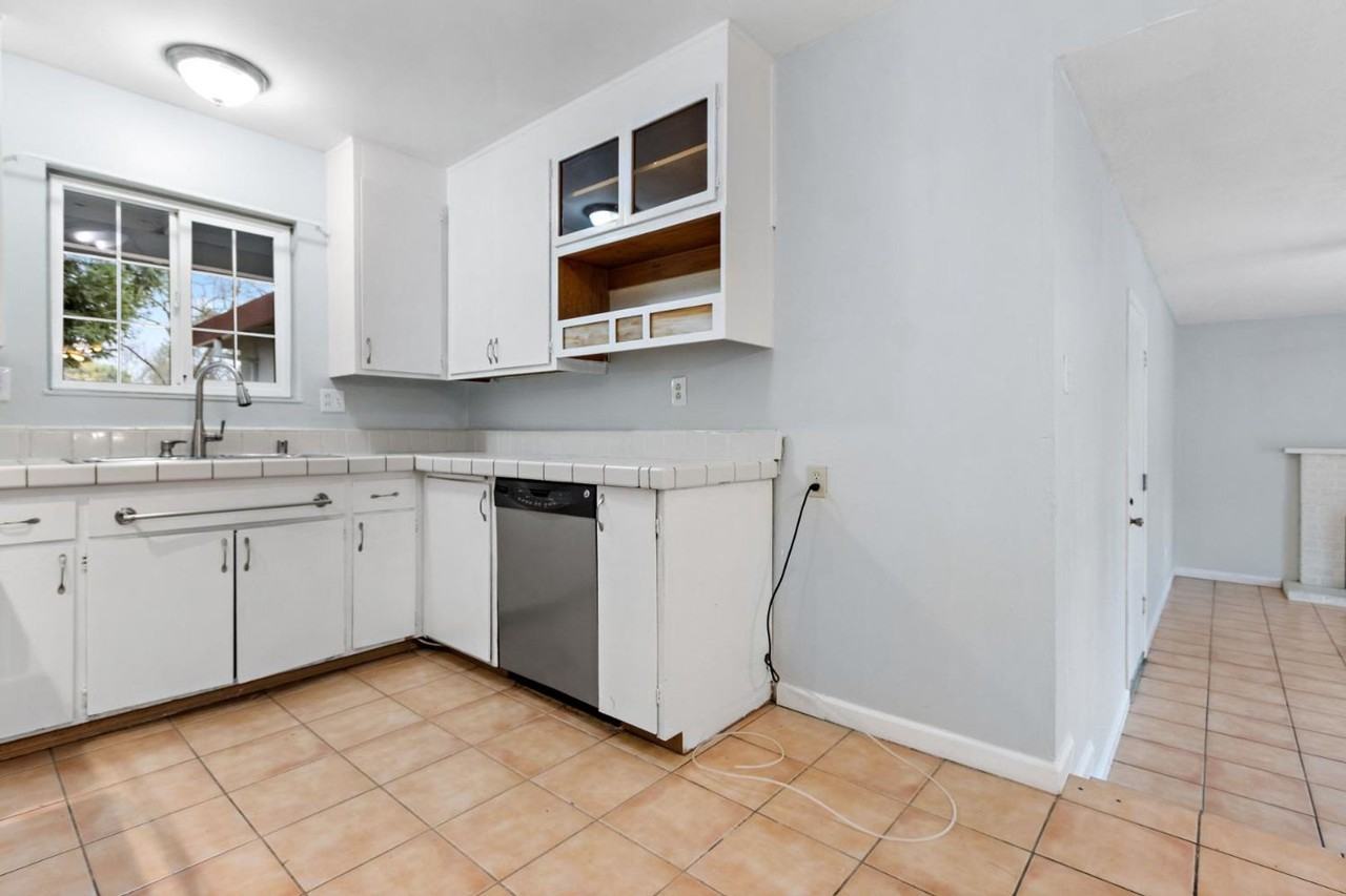 1416 Drexel Dr - Photo 7 of 31