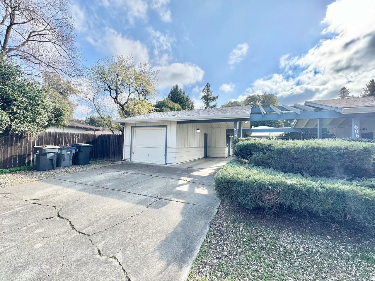 604 Radcliffe Dr - Photo 4 of 50