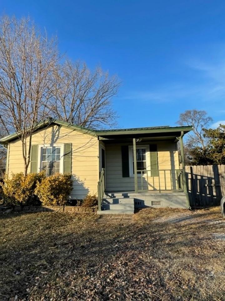 1427 Halsey Ave Ne - Photo 2 of 10