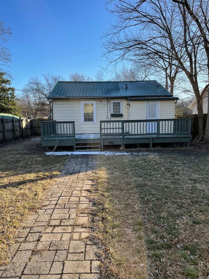 1427 Halsey Ave Ne - Photo 4 of 10