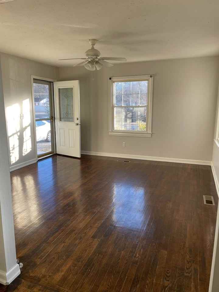 1427 Halsey Ave Ne - Photo 5 of 10