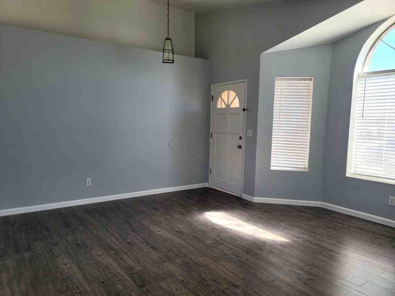 1009 Hastings Ave - Photo 2 of 12