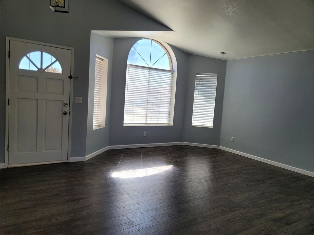 1009 Hastings Ave - Photo 3 of 12