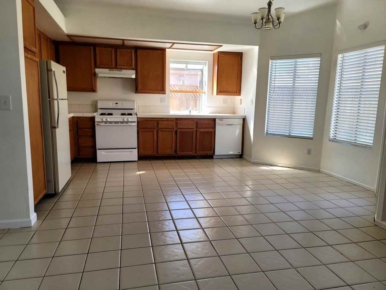 1009 Hastings Ave - Photo 5 of 12