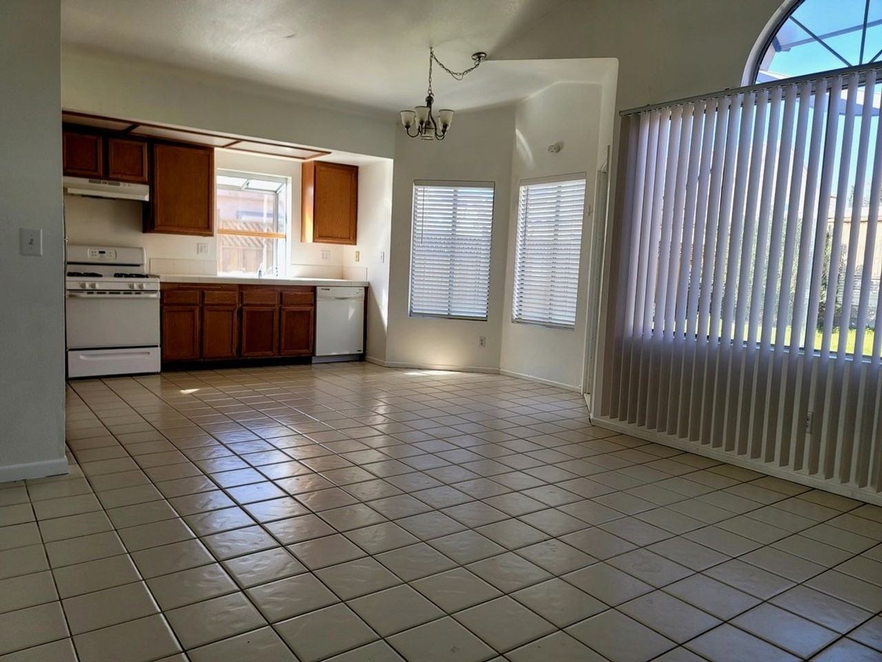 1009 Hastings Ave - Photo 6 of 12