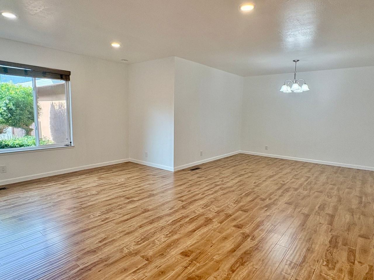 1041 Mount Carmel Dr - Photo 3 of 16