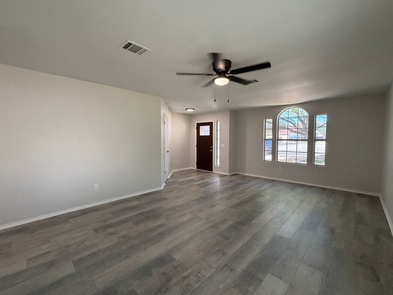 7013 Hewers Dr - Photo 3 of 23