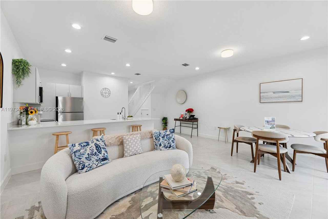 355 Nw 30th Ave - Photo 2 of 17