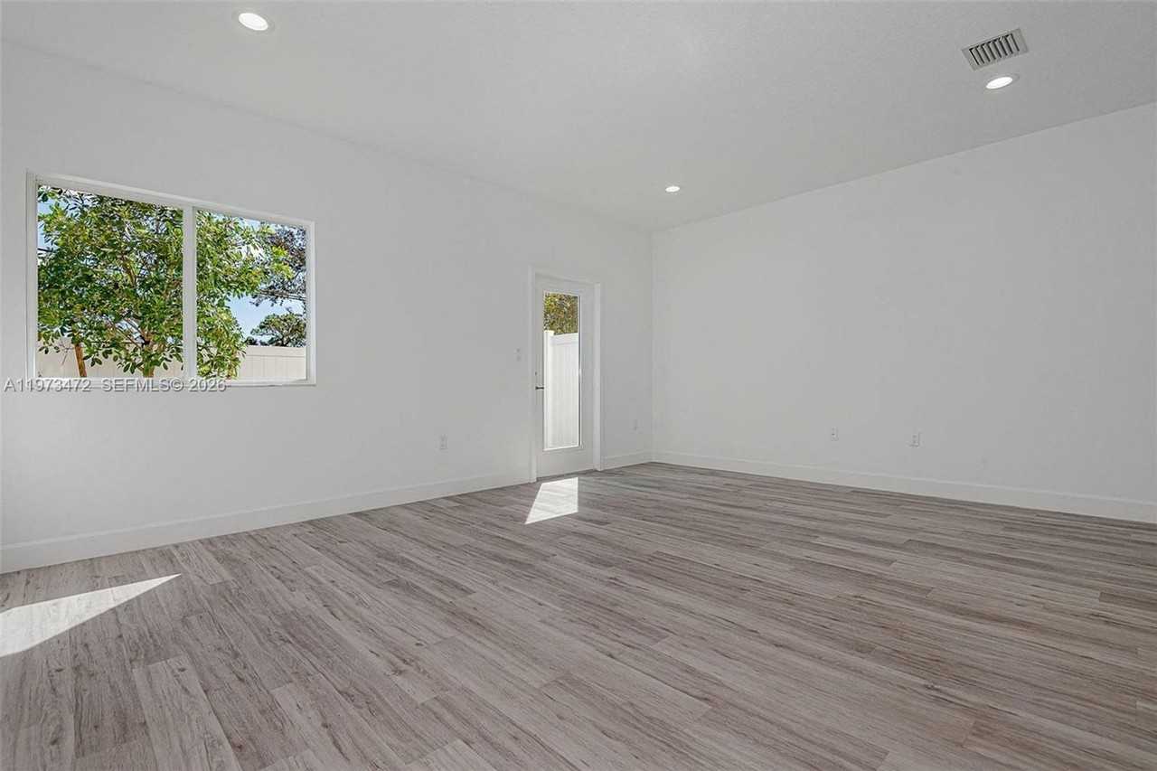 355 Nw 30th Ave - Photo 3 of 17
