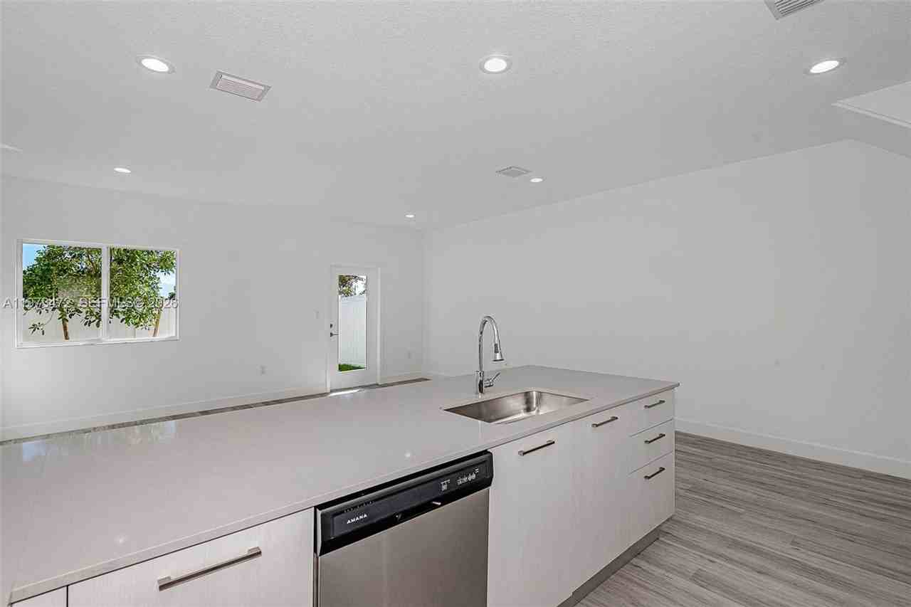 355 Nw 30th Ave - Photo 4 of 17