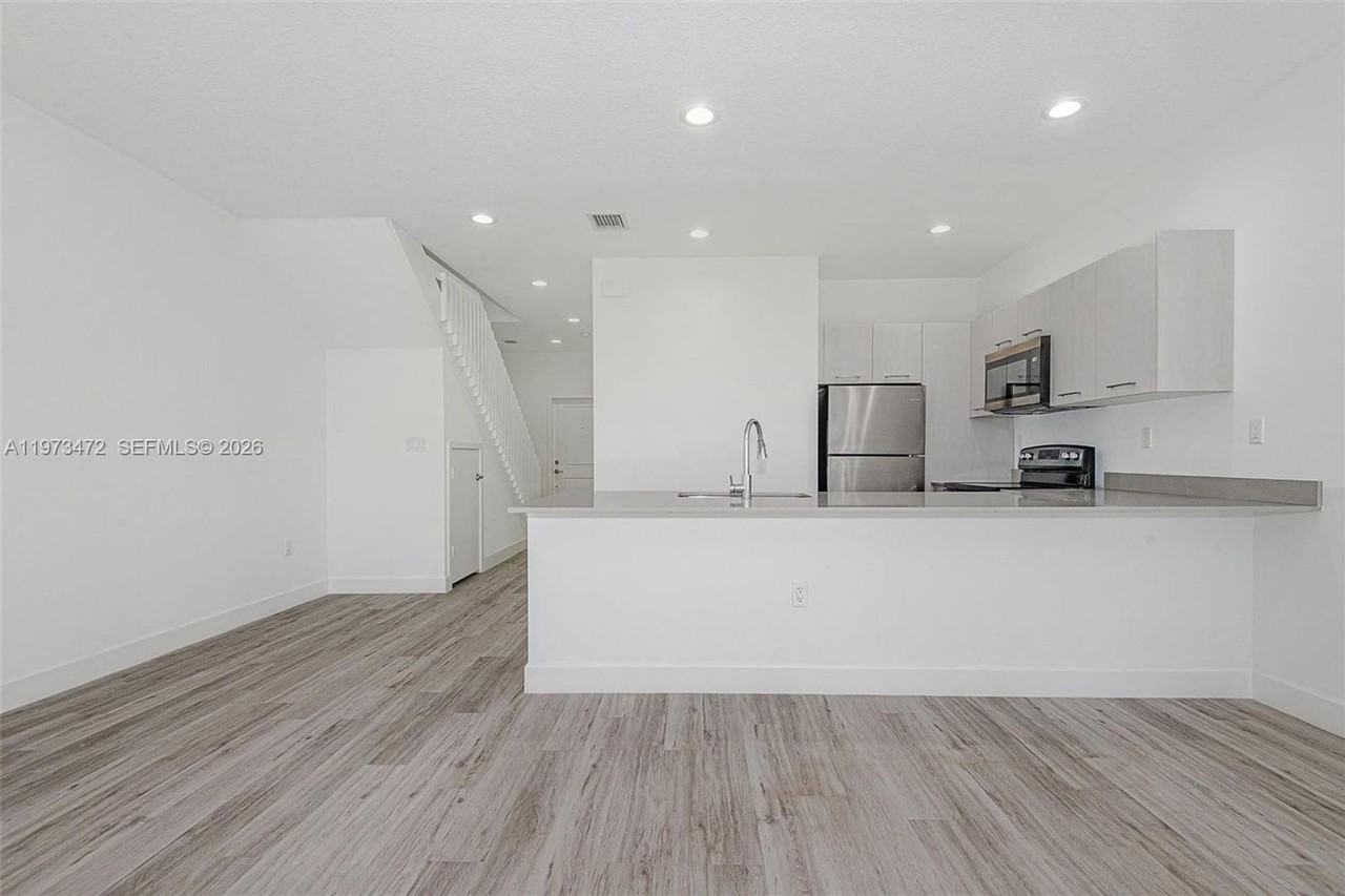 355 Nw 30th Ave - Photo 6 of 17