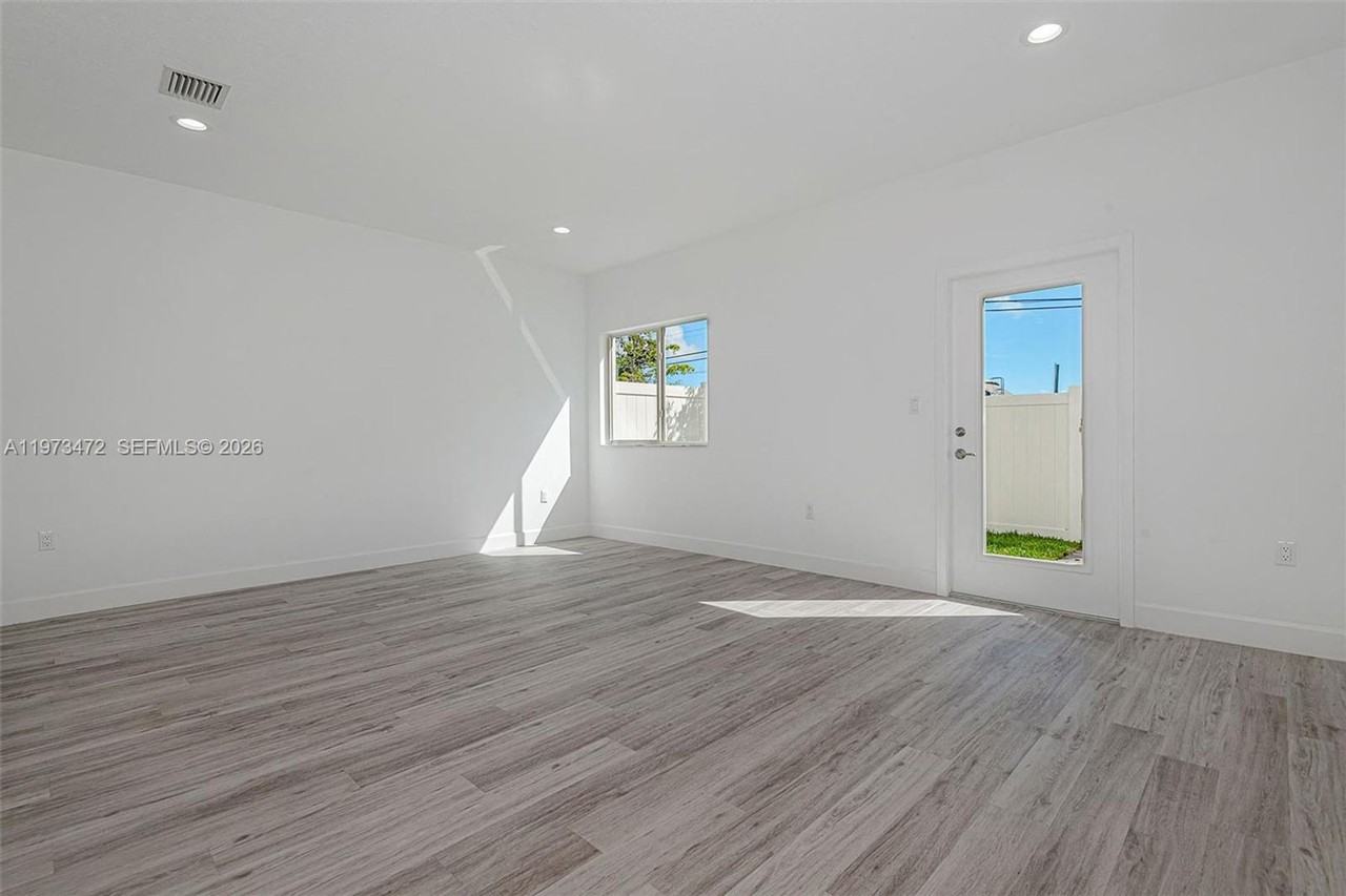 355 Nw 30th Ave - Photo 7 of 17