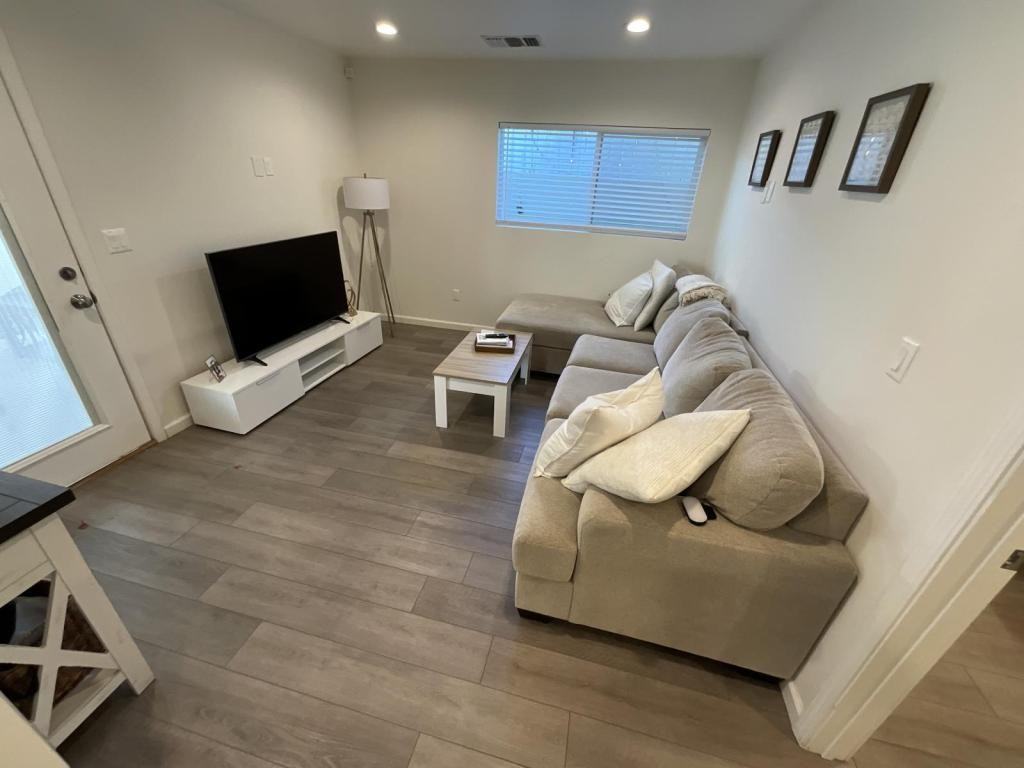 18427 Delano St - Photo 3 of 12