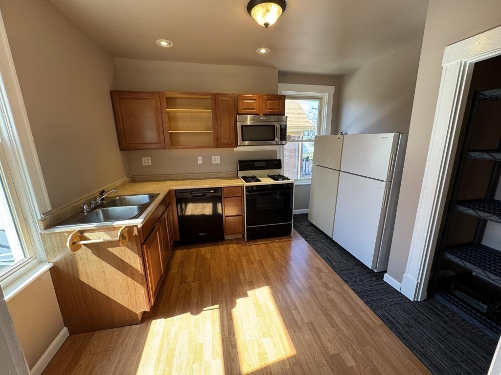 3769 Saint Lawrence Ave - Photo 2 of 19