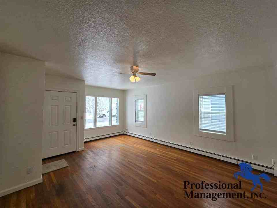 611 Custer Ave - Photo 2 of 8