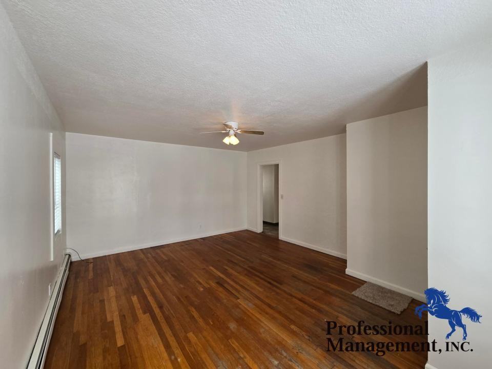 611 Custer Ave - Photo 3 of 8