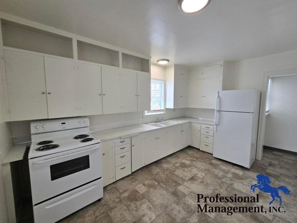 611 Custer Ave - Photo 4 of 8