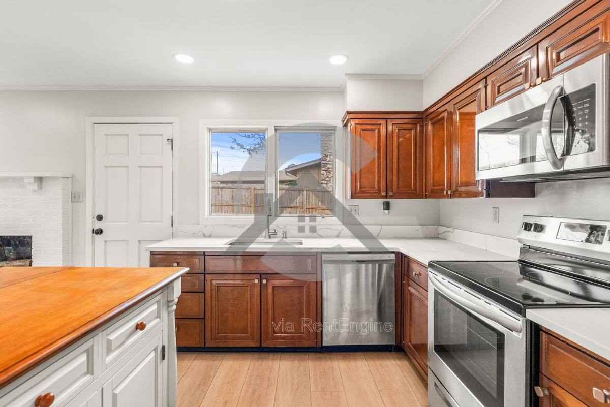 9812 Coppersmith Ln - Photo 3 of 9