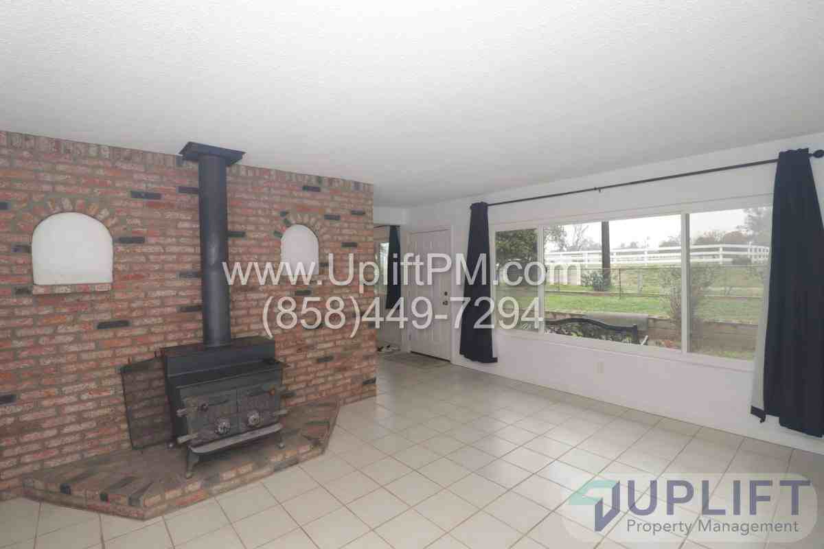1831 Lilac Rd - Photo 2 of 8